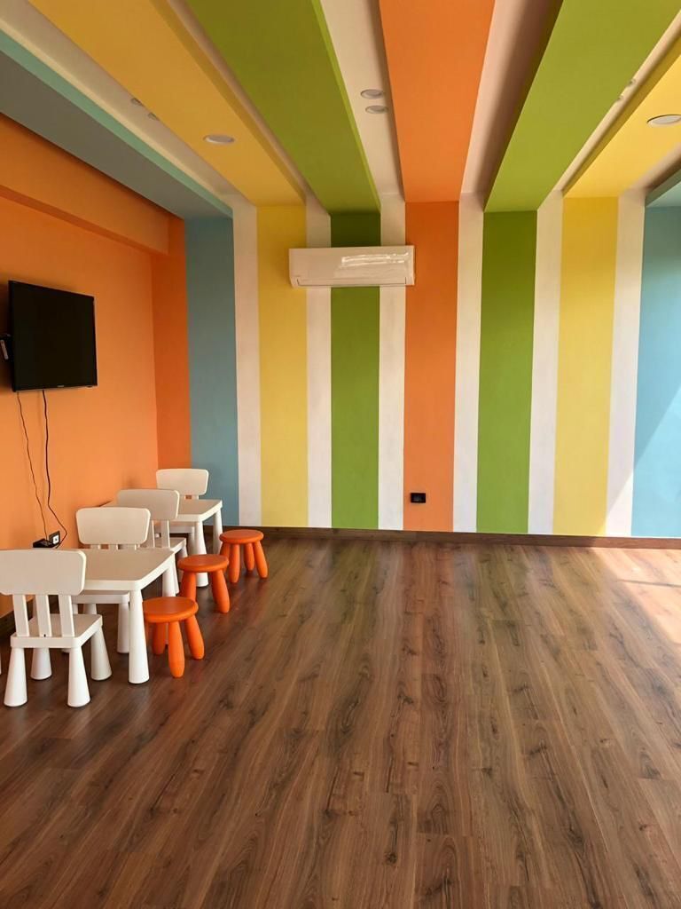 14 de 21: Área de niños interior