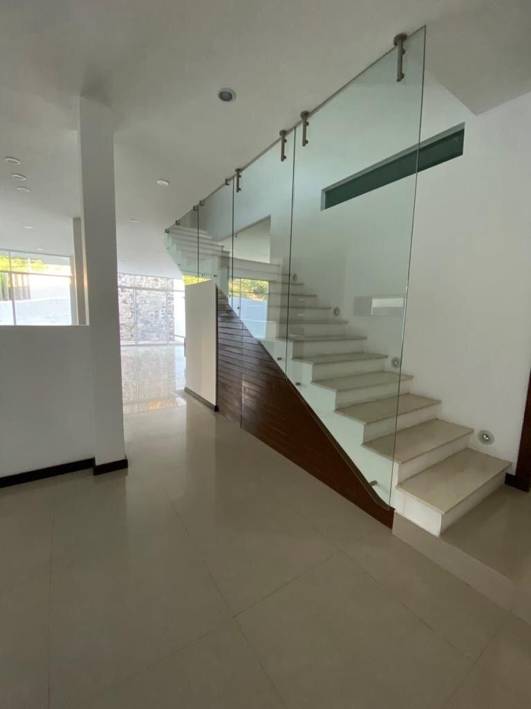 3 de 23: escalera con pasamanos de cristal