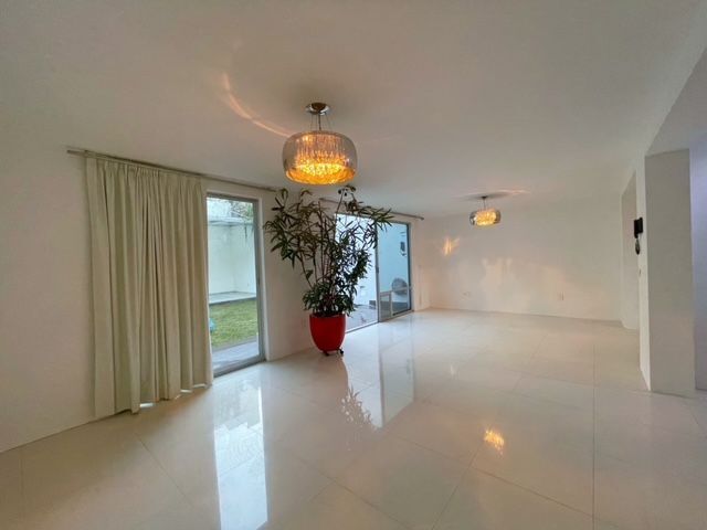 7 de 30: sala comedor amplio con salida a jardín