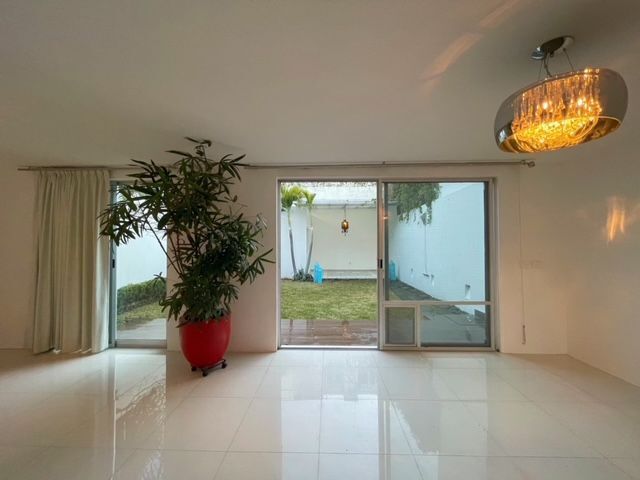 8 de 30: sala y comedor vista desde la cocina