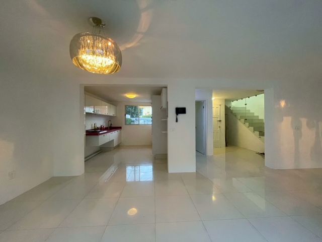 11 de 30: sala y comedor abierta a cocina integral