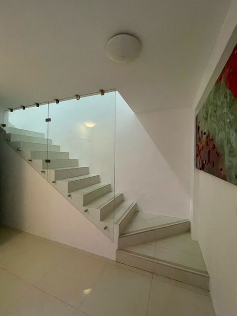 15 de 30: escalera y bodega debajo de la misma