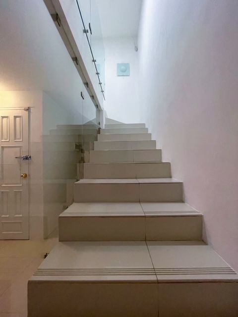16 de 30: escalera con cristal templado
