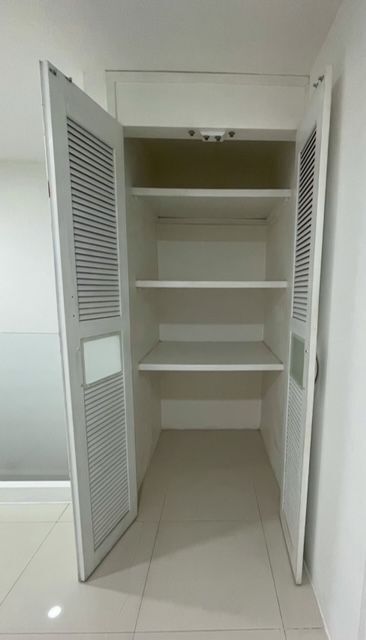 20 de 30: closet de blanco en estar tv