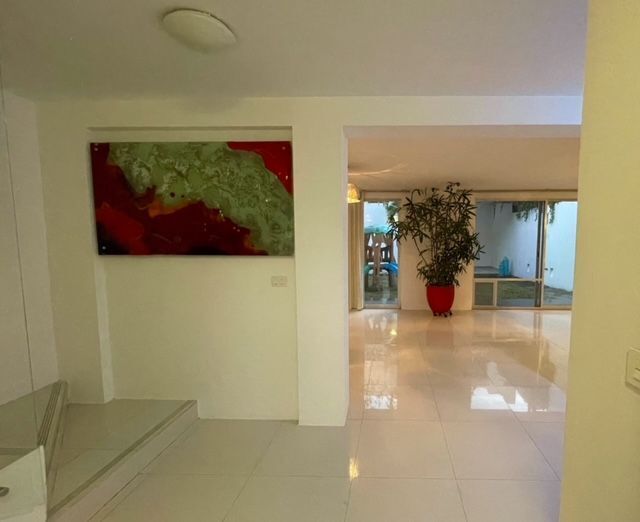 14 de 30: ingreso y escaleras a mano izquierda, al fondo jardín