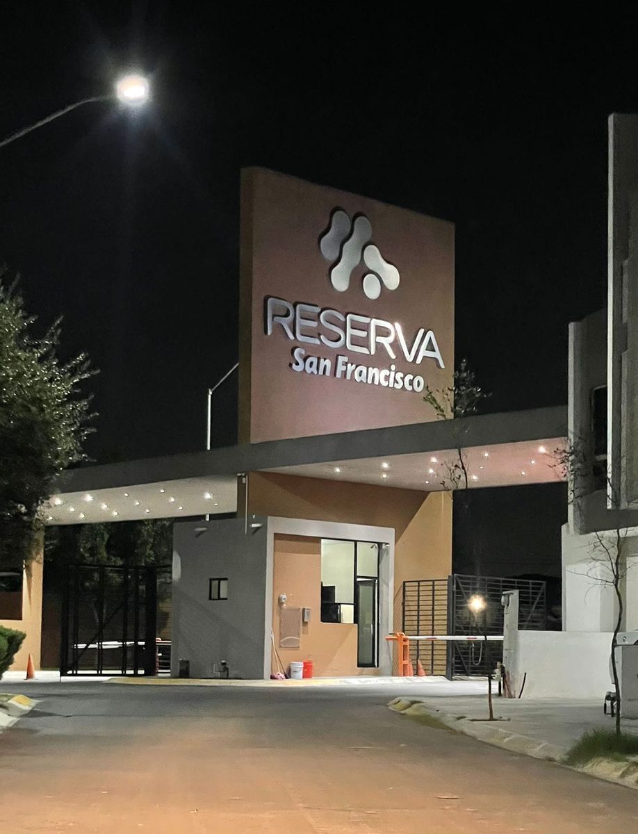 3 de 19: Fachada de fraccionamiento