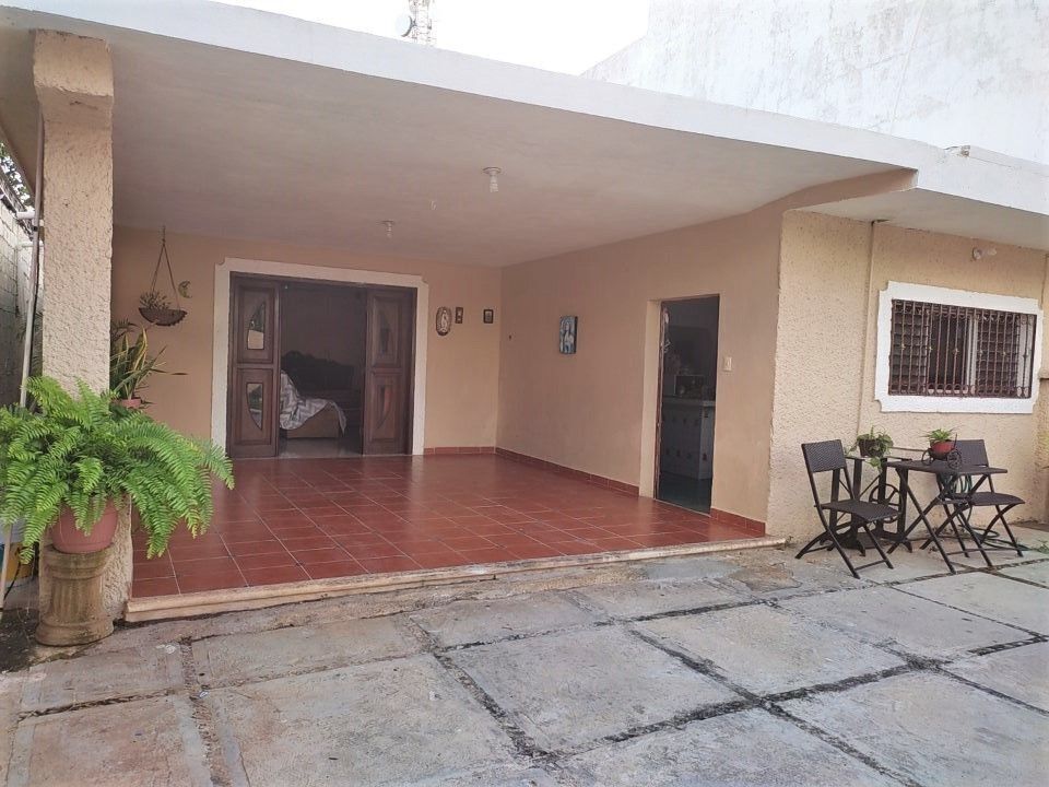 Casa de 1 nivel con amplio patio por Brisas