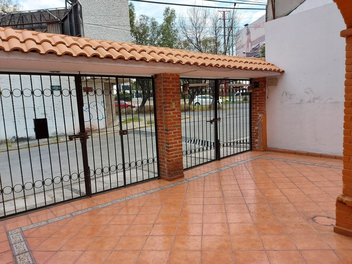 3 de 22: Estacionamiento con portón eléctrico 