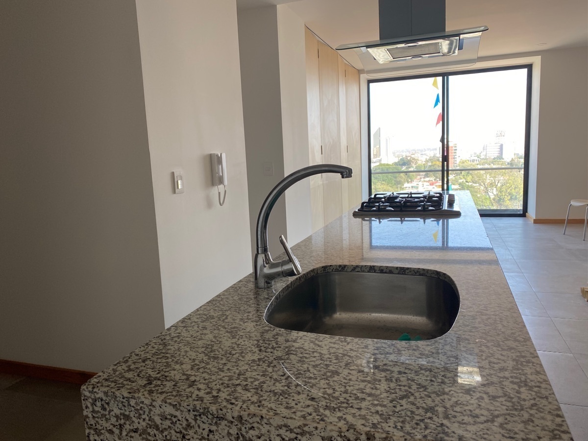 19 de 32: cocina y al fondo la sala