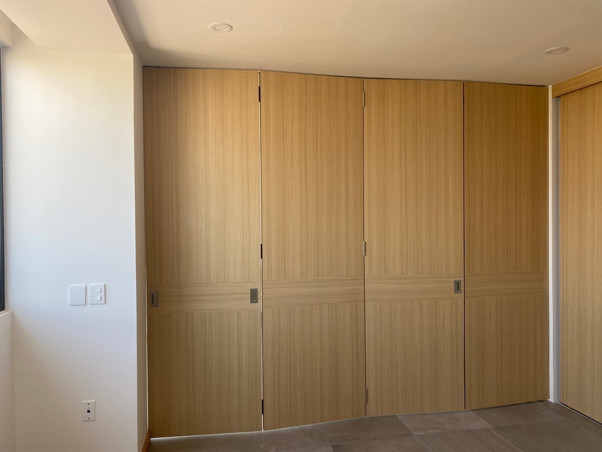 9 de 48: la recámara con puerta de madera