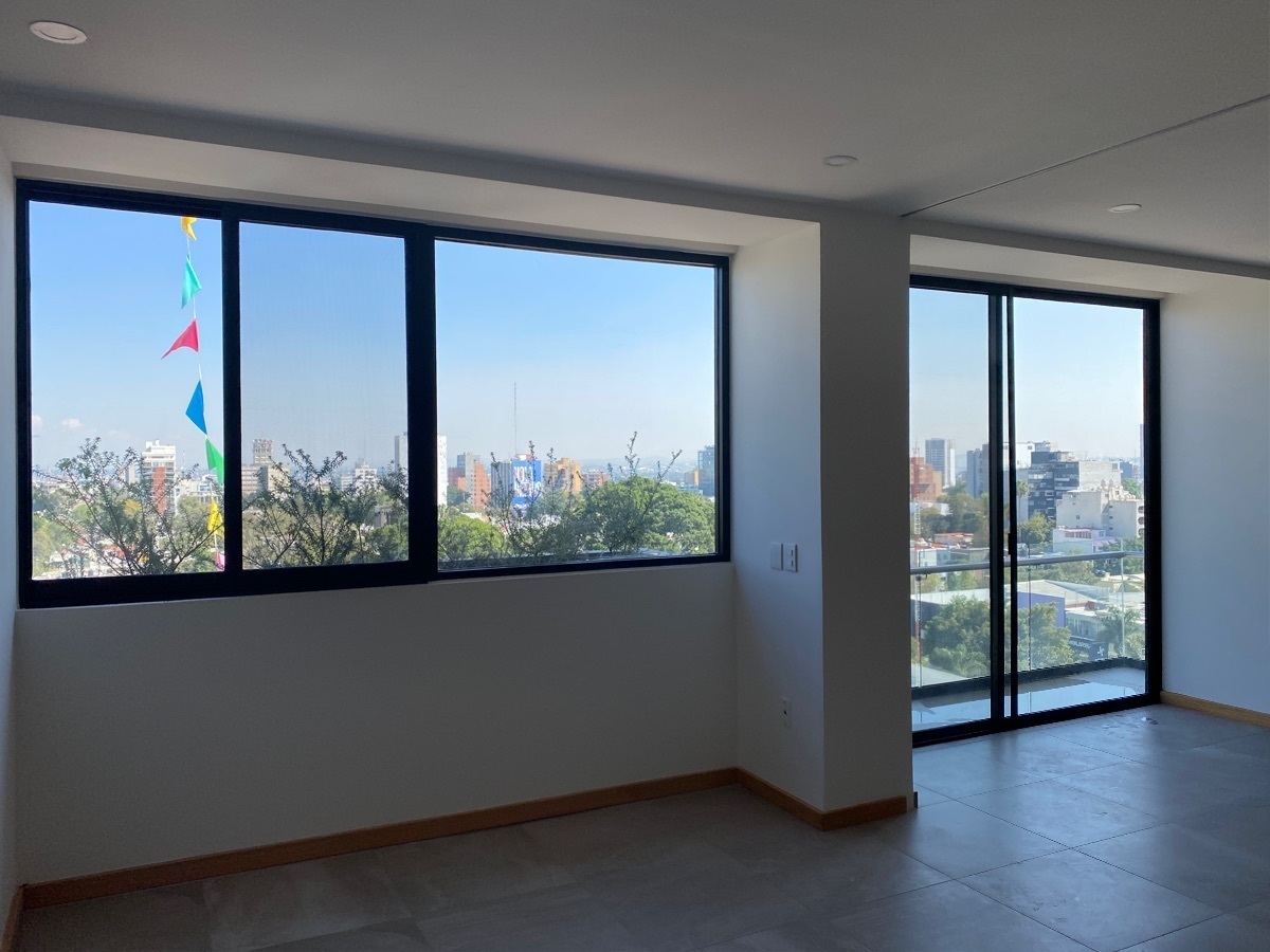 5 de 32: recámara y área de sala separada por biombo