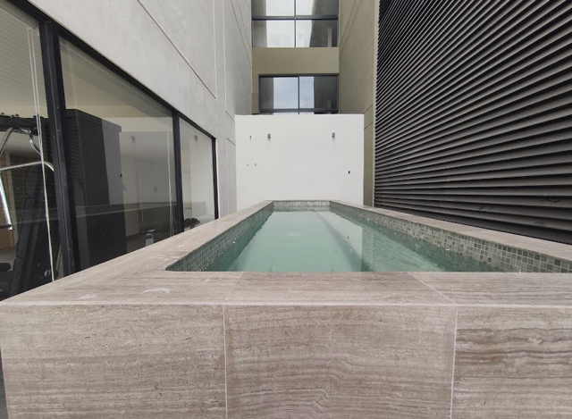 32 de 34: al aire libre y junto al gym un carril de nado