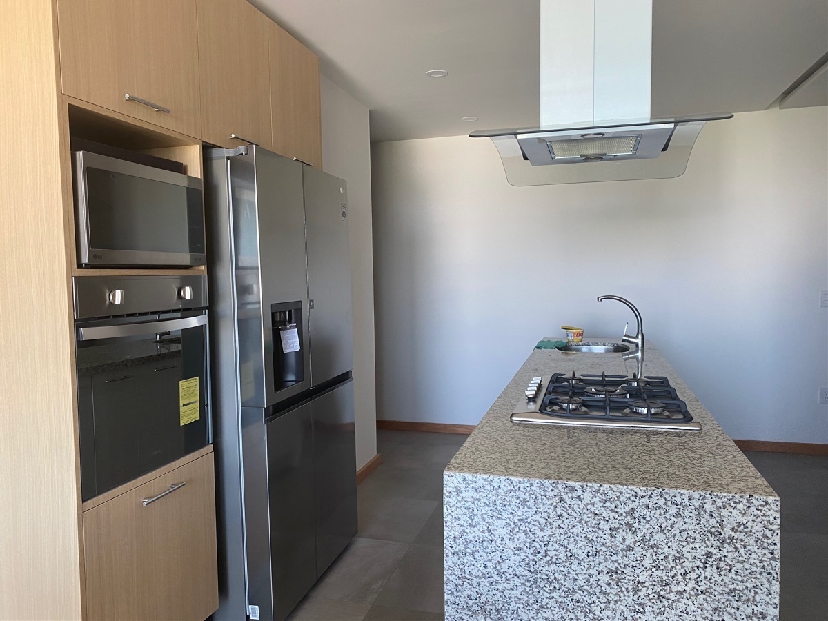 14 de 34: cocina con refrigerador y micro ondas