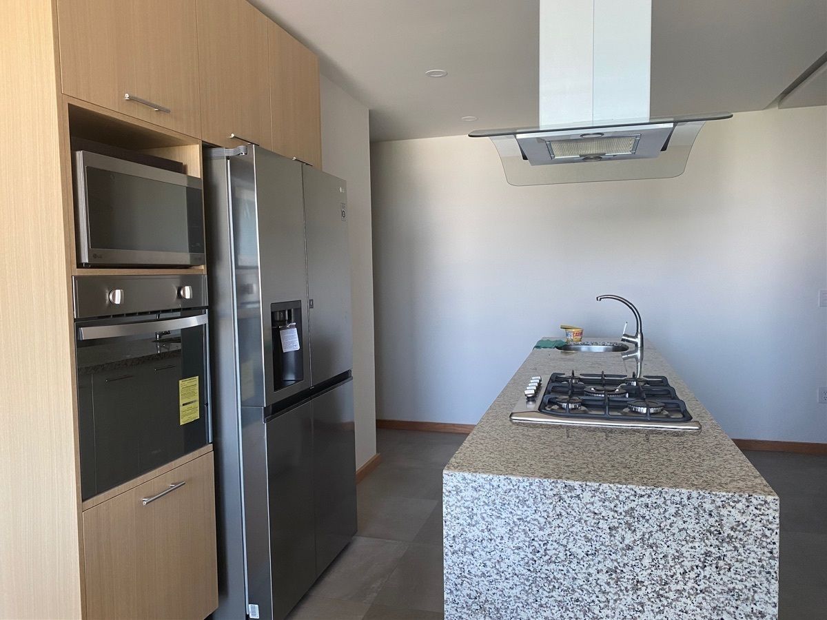 4 de 47: cocina con refrigerador y micro ondas