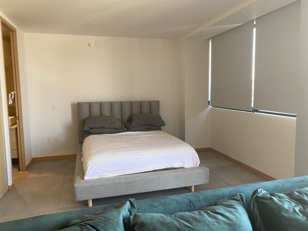 2 de 34: cama en recámara con box y persianas black out