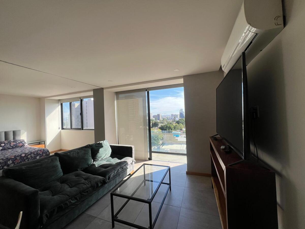 2 de 48: sala de departamento con salida a balcón