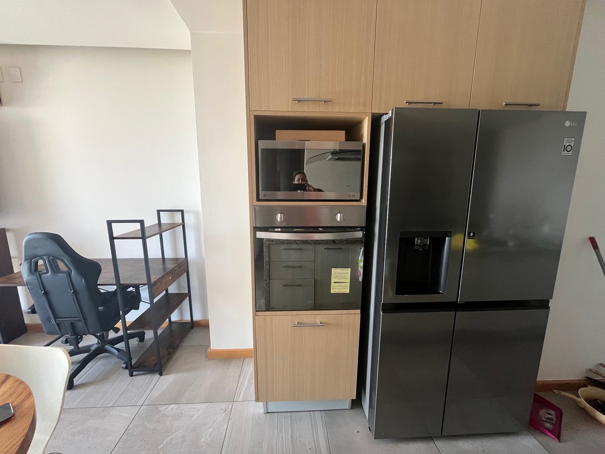 24 de 48: tiene refrigerador