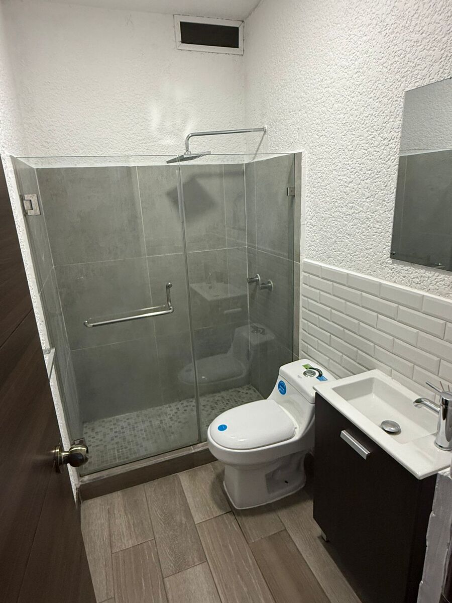 9 de 9: Baño completo y mamparas de vidrio