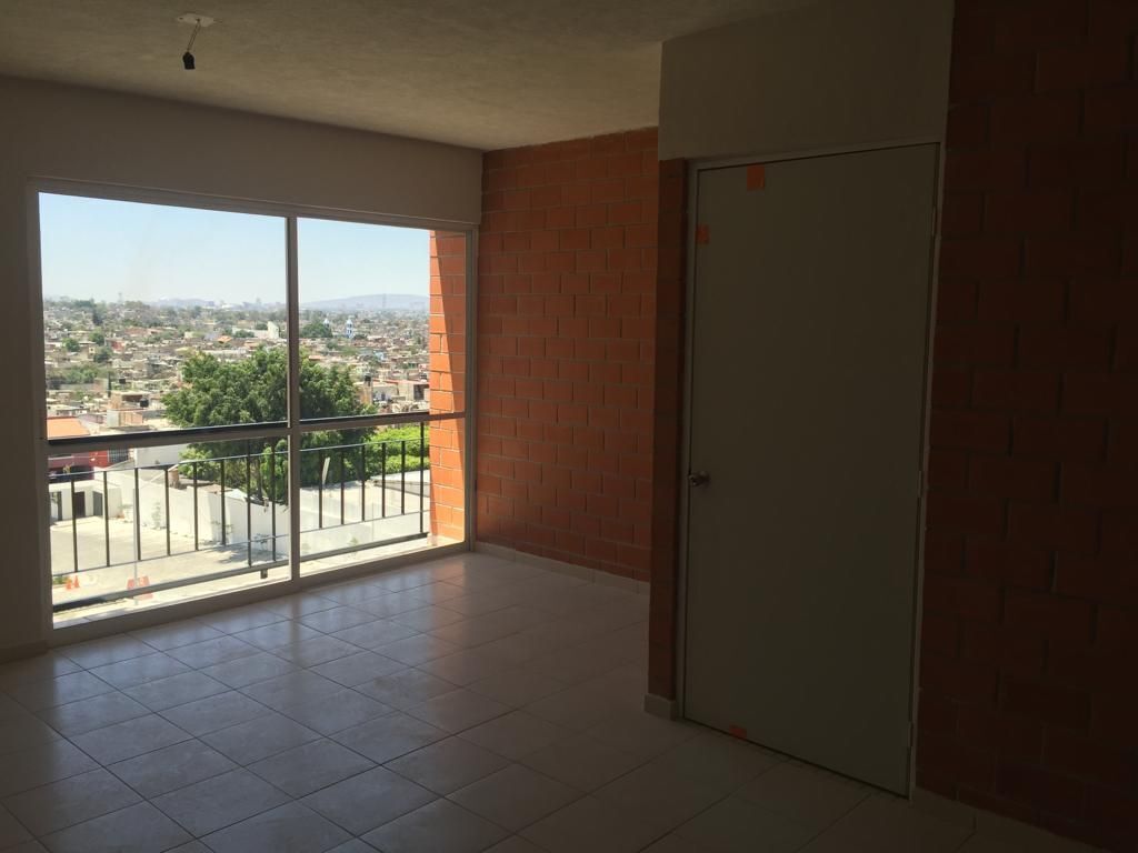3 de 12: Balcón y área de sala