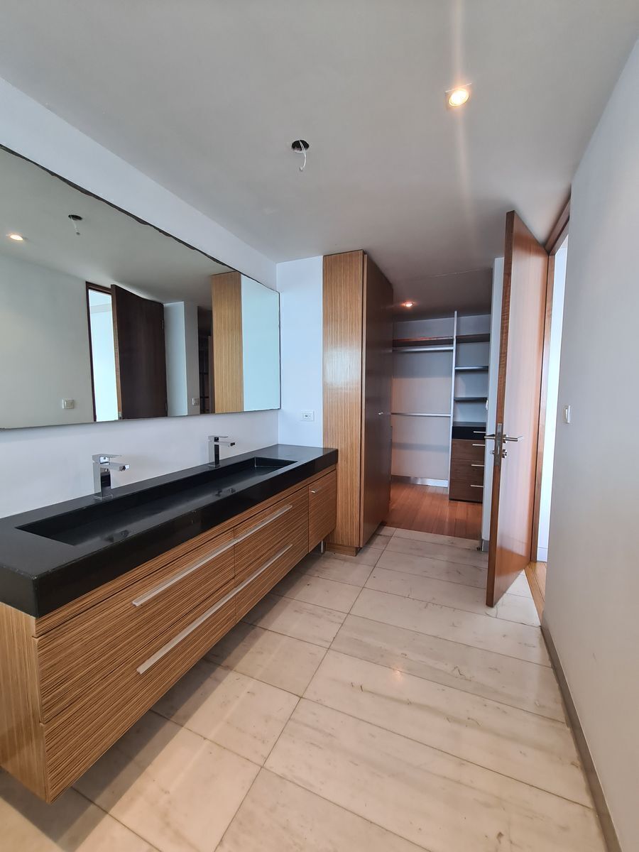 23 de 41: Baño y vestidor Recámara  Principal