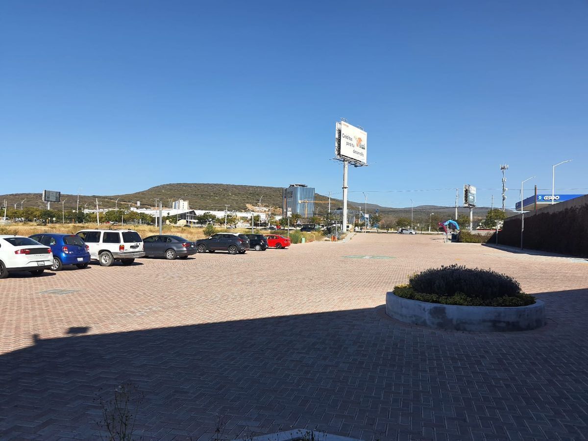 8 de 36: 120 lugares de estacionamiento