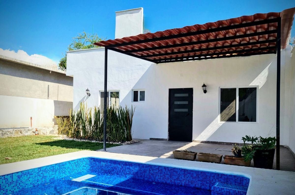 CASA SOLA con alberca en venta de un nivel, en privada en Yautepec.