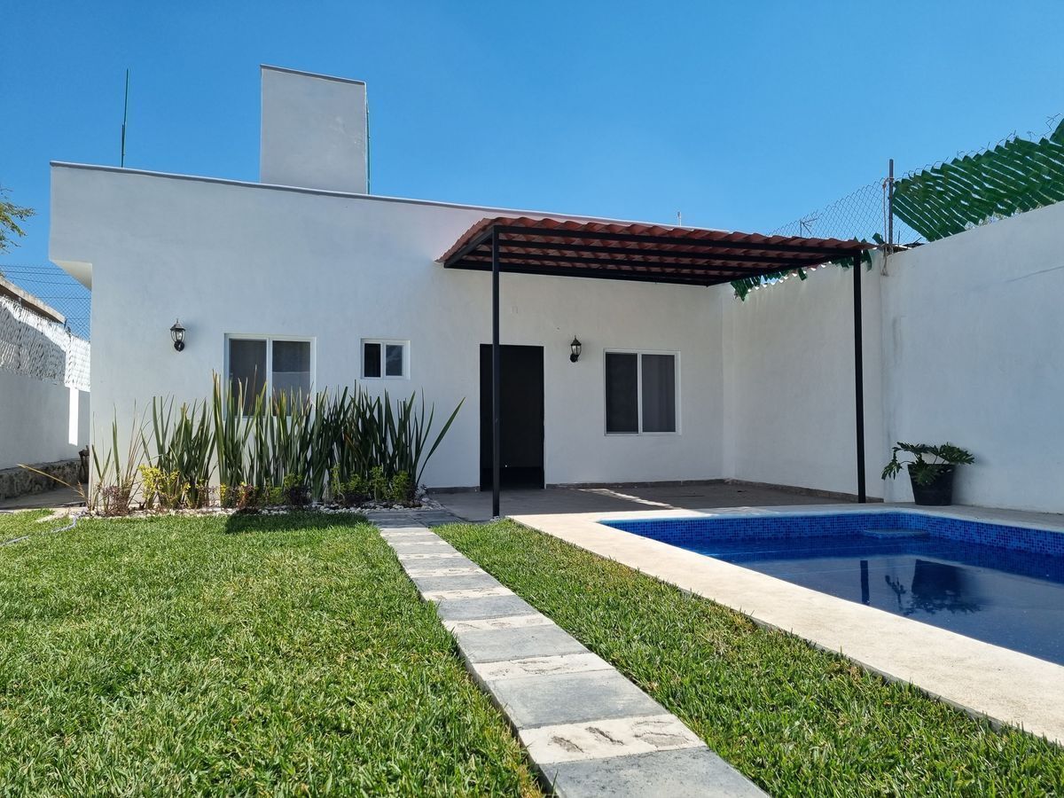 CASA SOLA con alberca en venta de un nivel, en privada en Yautepec.