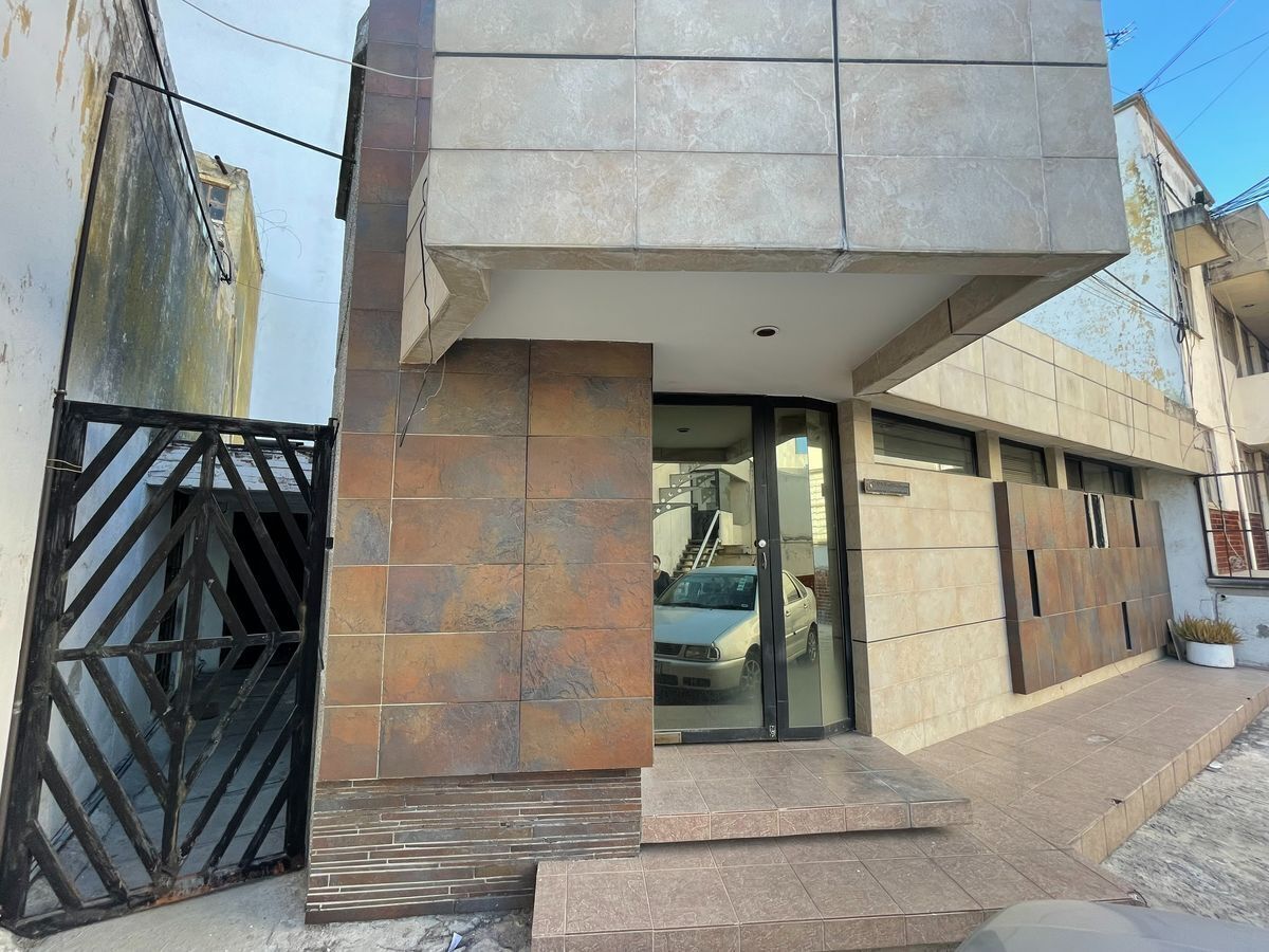 2 de 17: Fachada Oficina