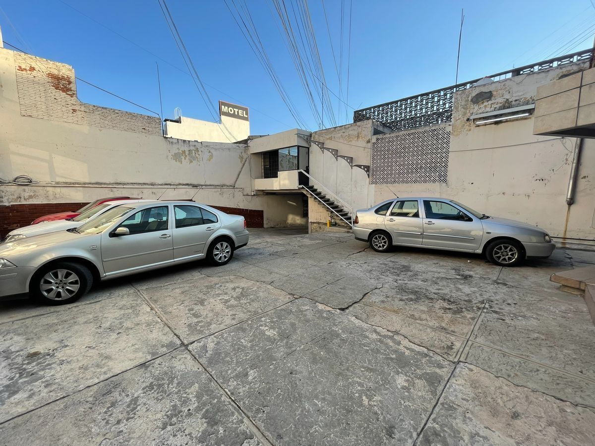 3 de 17: Fachada Casa y estacionamiento interior
