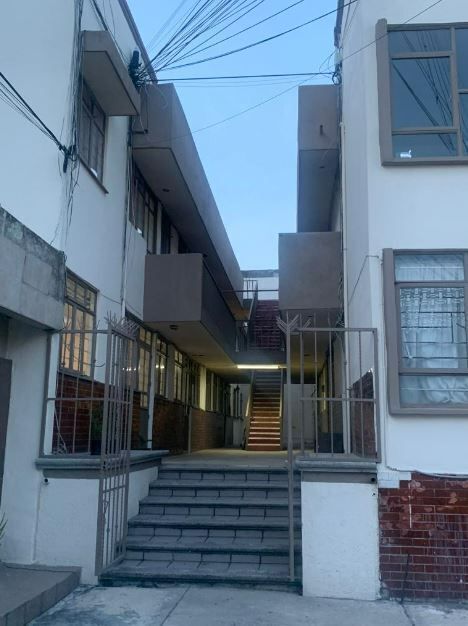 5 de 17: Acceso a Area de Departamentos Recién pintado
