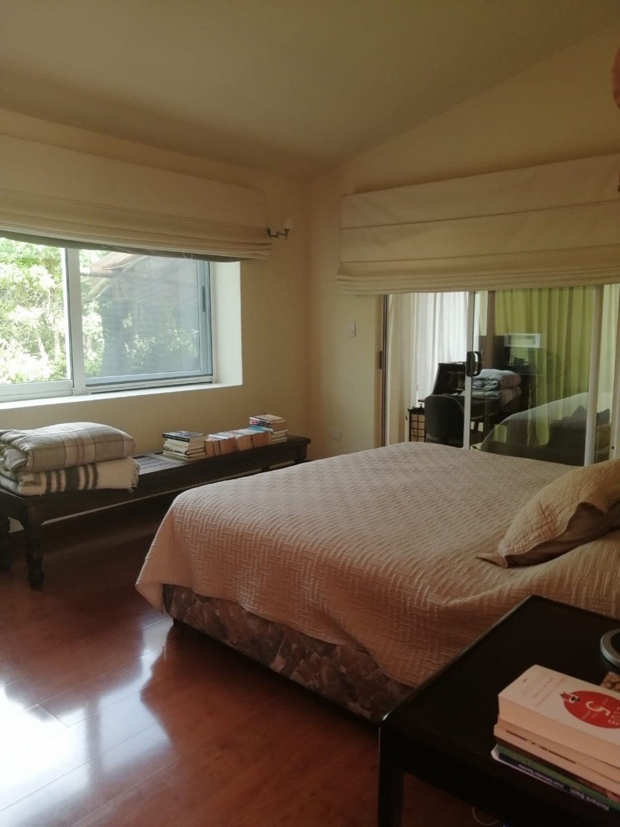 7 de 14: Dormitorio principal con Balcón y área multifuncional