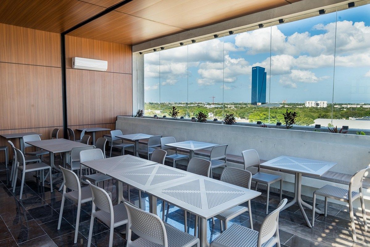 7 of 18: Restaurante