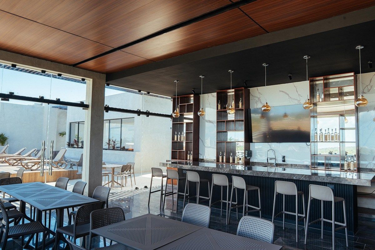 9 of 18: Restaurante