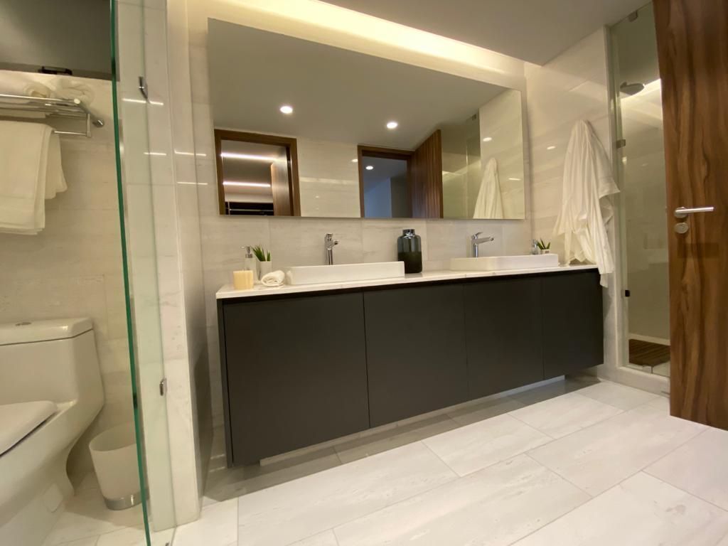 4 of 25: BAÑO