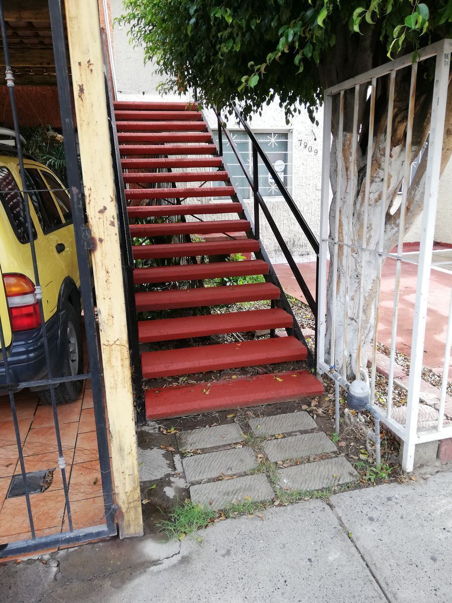 2 de 11: Escalera de acceso