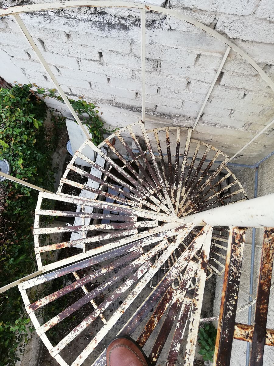 10 de 11: Escalera caracol para bajar