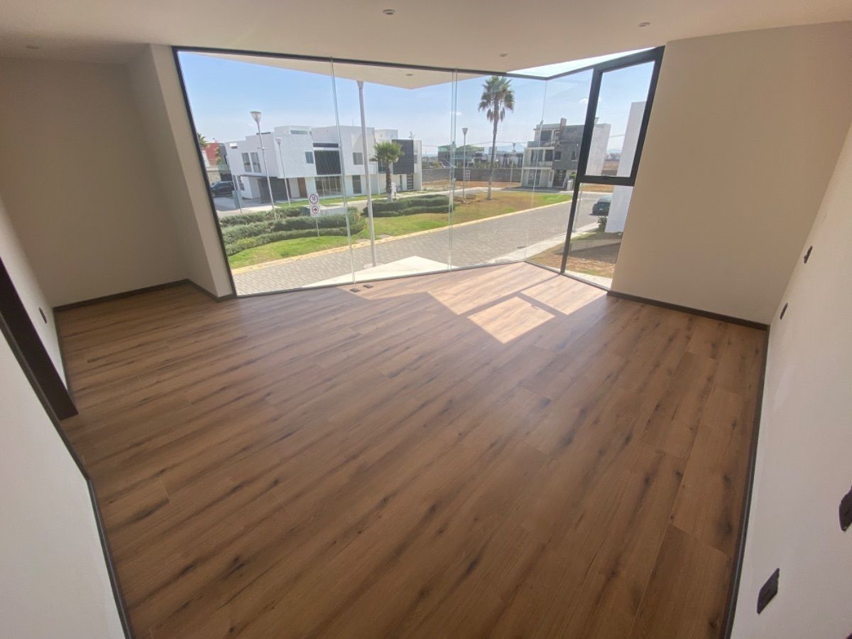 11 of 26: Recámara principal con vestidor y baño