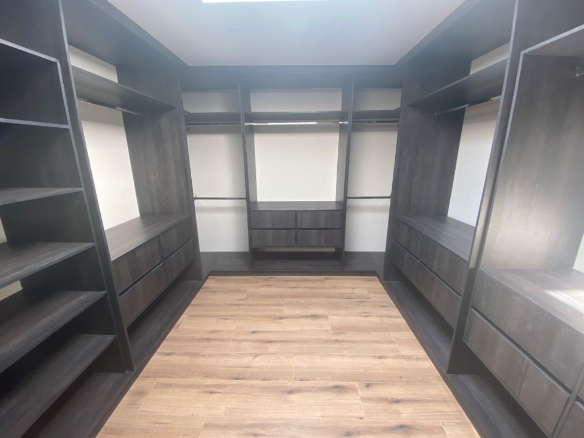 13 of 26: Vestidor de recámara principal