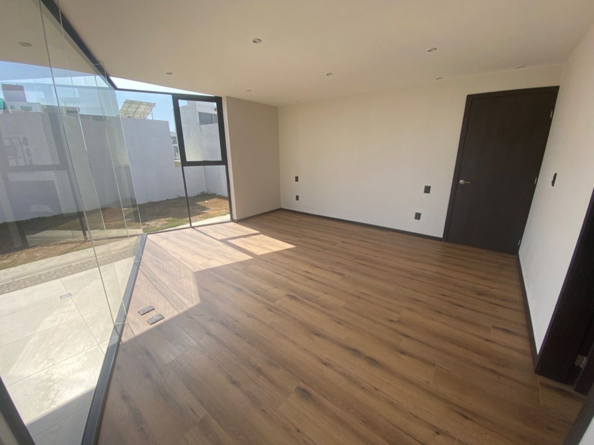 12 of 26: Recámara principal con vestidor y baño