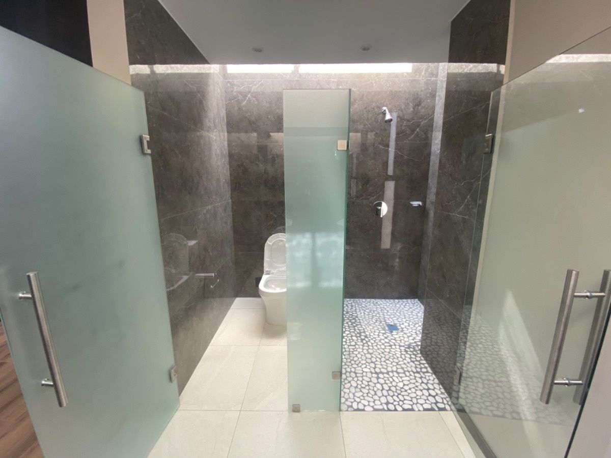 16 of 26: Baño de recámara principal