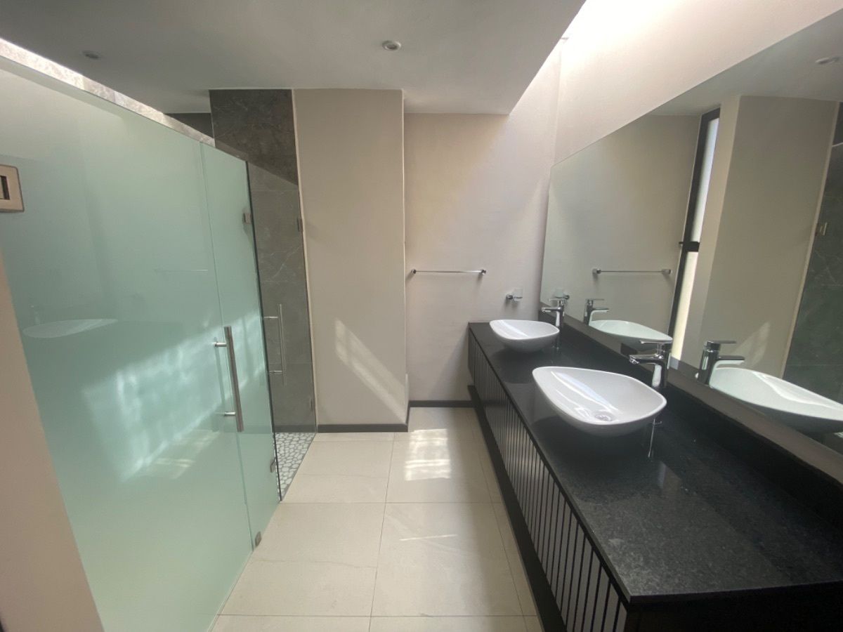 15 of 26: Baño de recámara principal