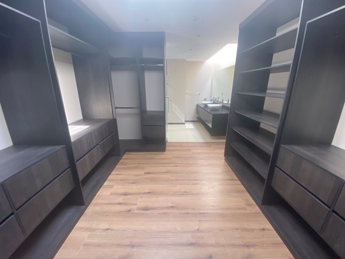 14 of 26: Vestidor de recámara principal