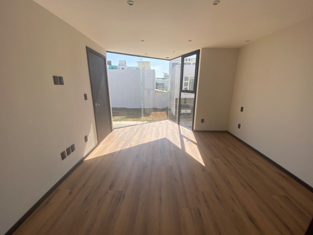 17 of 26: Recámara secundaria con vestidor y baño