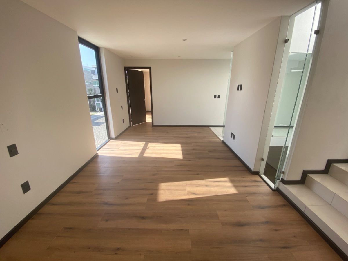 21 of 26: Family room