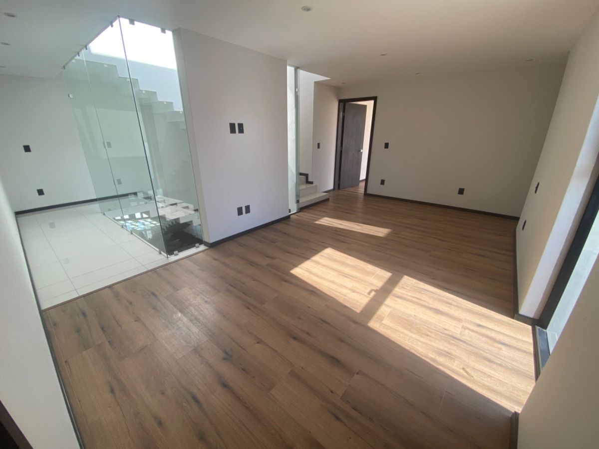 22 of 26: Family room