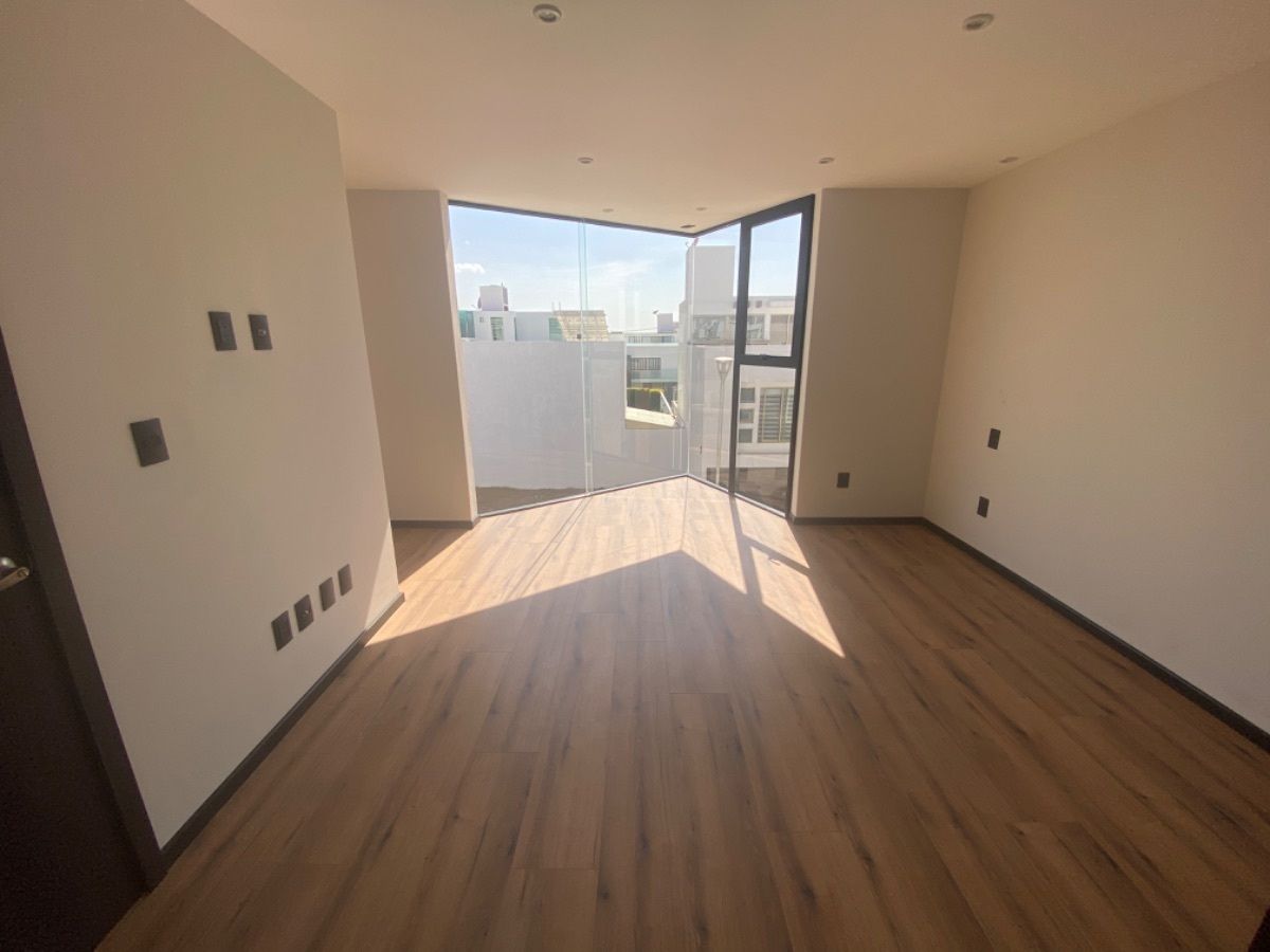 23 of 26: Segunda recámara secundaria con vestidor y baño