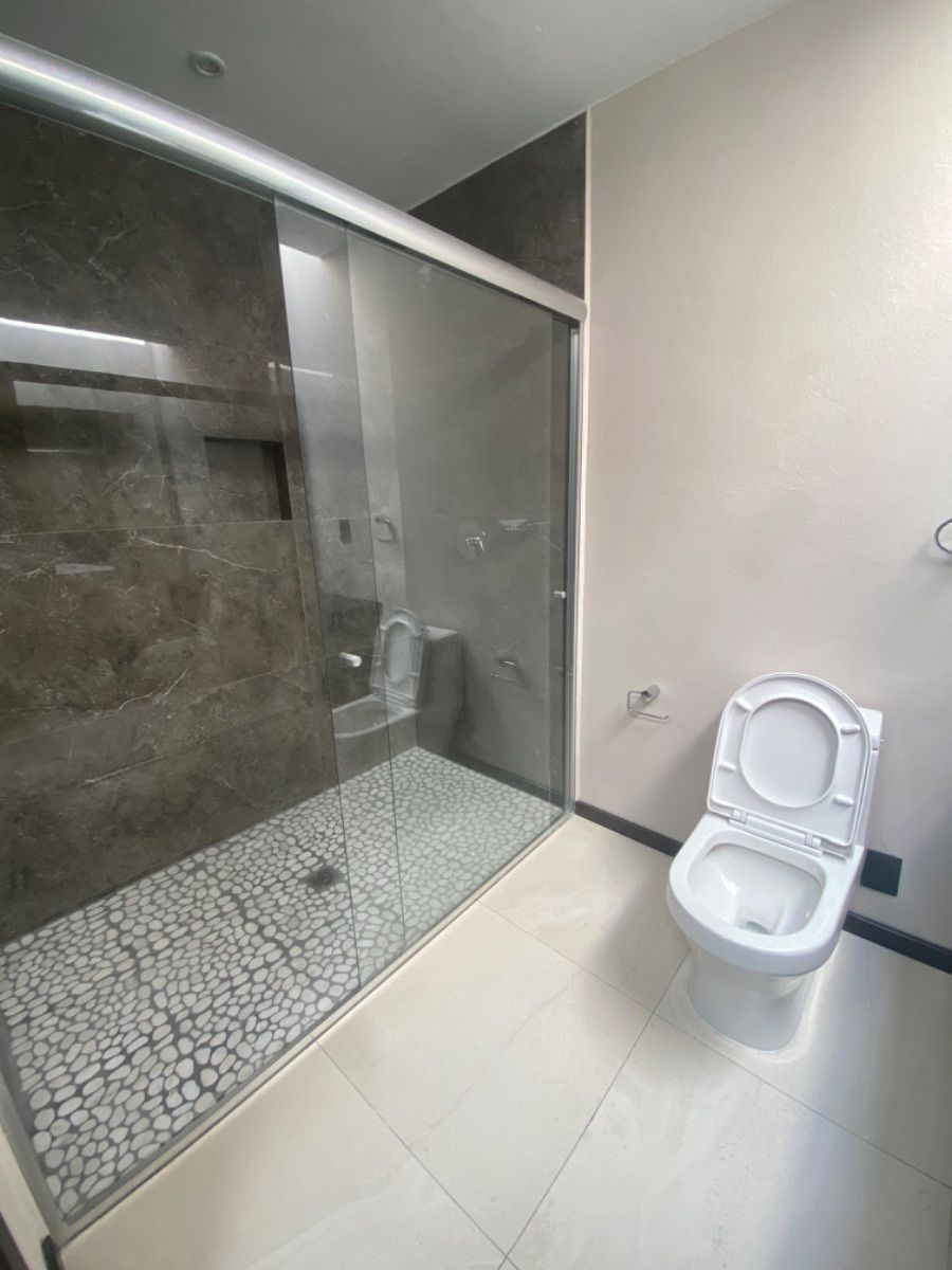 20 of 26: Baño de recámara secundaria