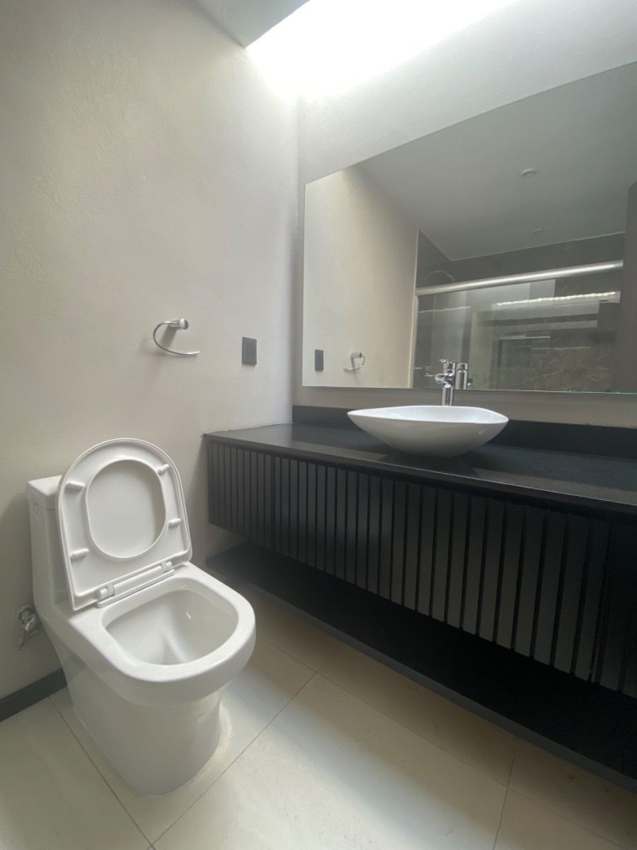 19 of 26: Baño de recámara secundaria