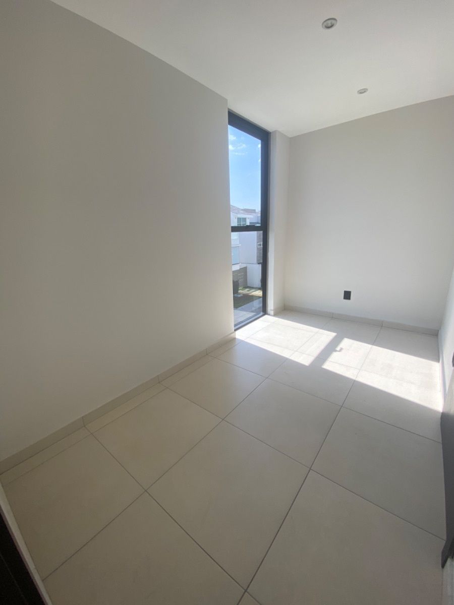 24 of 26: Cuarto de servicio con baño