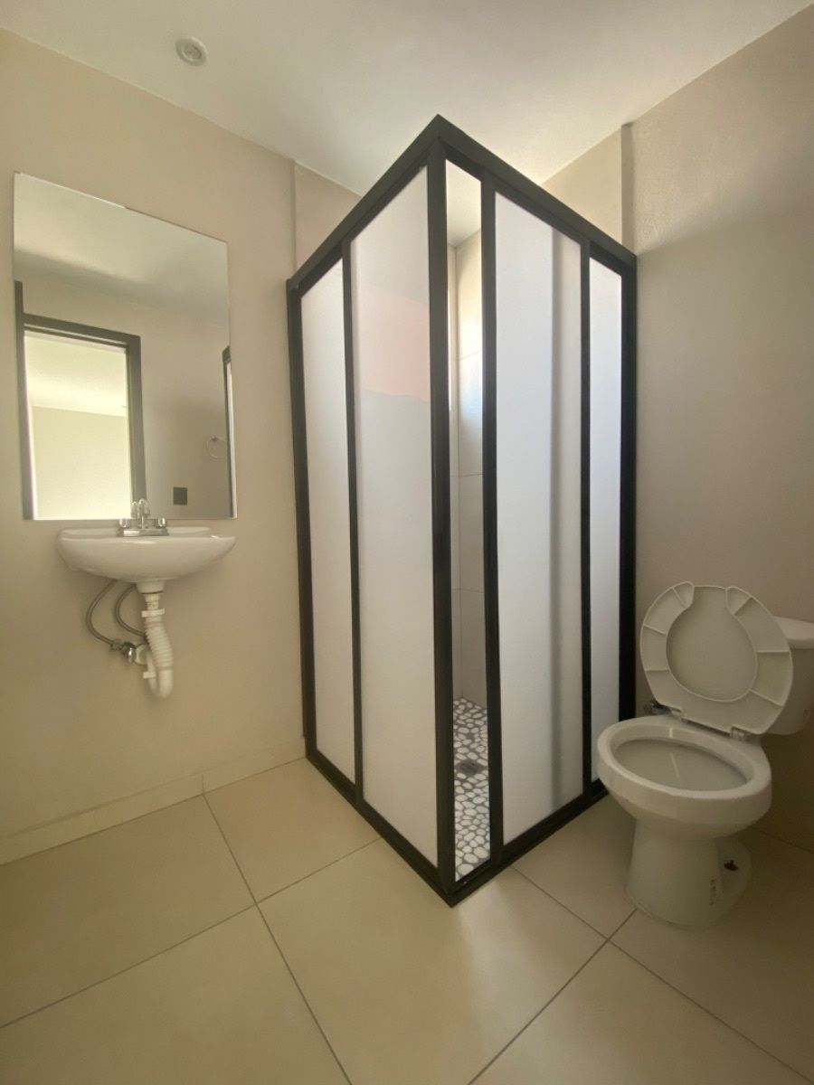 25 of 26: Baño de cuarto de servicio